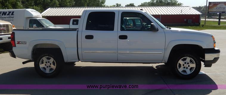 image for item I4333 2005 Chevrolet Silverado 1500 Z71 Off-Road Crew Cab pickup truck