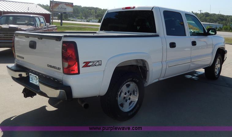 image for item I4333 2005 Chevrolet Silverado 1500 Z71 Off-Road Crew Cab pickup truck