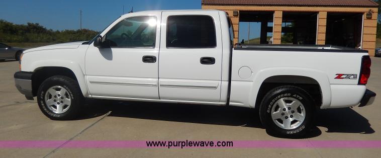 image for item I4333 2005 Chevrolet Silverado 1500 Z71 Off-Road Crew Cab pickup truck