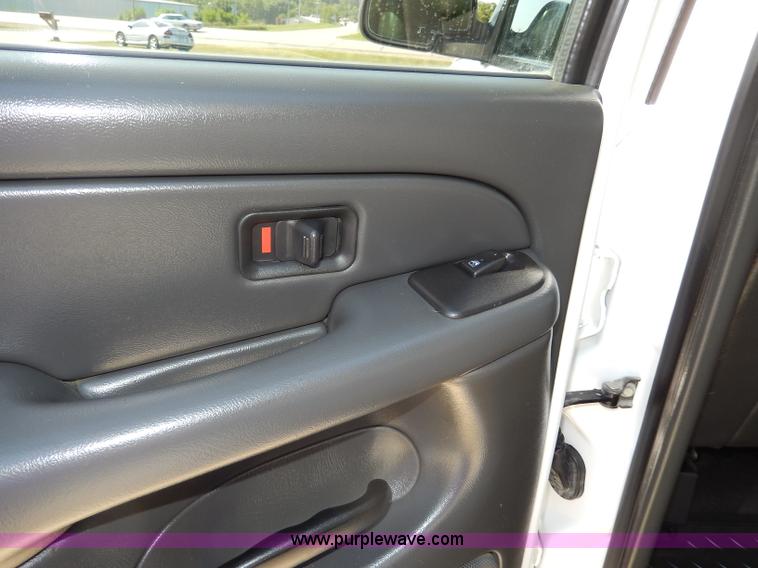 image for item I4333 2005 Chevrolet Silverado 1500 Z71 Off-Road Crew Cab pickup truck