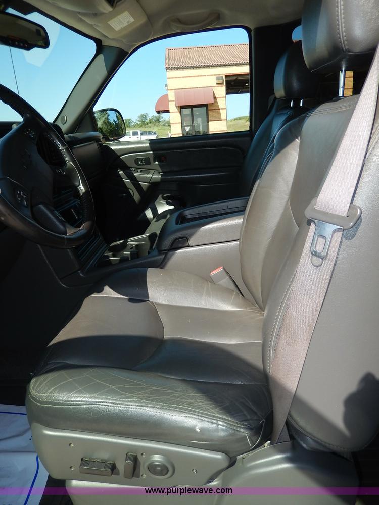 image for item I4333 2005 Chevrolet Silverado 1500 Z71 Off-Road Crew Cab pickup truck