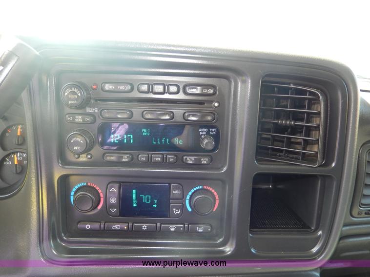 image for item I4333 2005 Chevrolet Silverado 1500 Z71 Off-Road Crew Cab pickup truck