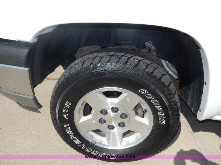 image for item I4333 2005 Chevrolet Silverado 1500 Z71 Off-Road Crew Cab pickup truck