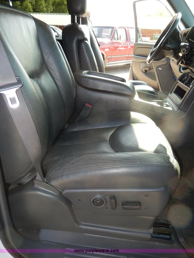 image for item I4333 2005 Chevrolet Silverado 1500 Z71 Off-Road Crew Cab pickup truck