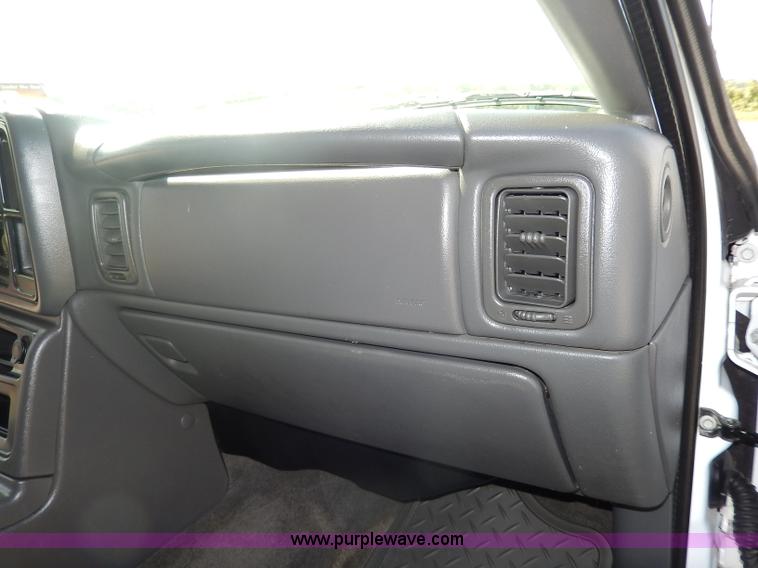 image for item I4333 2005 Chevrolet Silverado 1500 Z71 Off-Road Crew Cab pickup truck