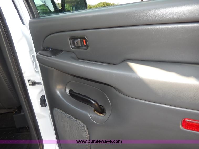 image for item I4333 2005 Chevrolet Silverado 1500 Z71 Off-Road Crew Cab pickup truck