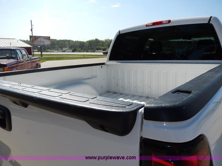 image for item I4333 2005 Chevrolet Silverado 1500 Z71 Off-Road Crew Cab pickup truck