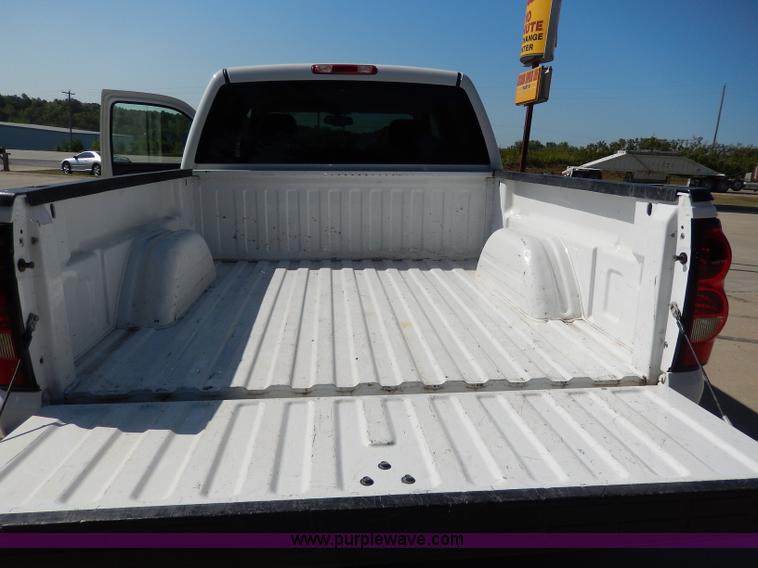 image for item I4333 2005 Chevrolet Silverado 1500 Z71 Off-Road Crew Cab pickup truck