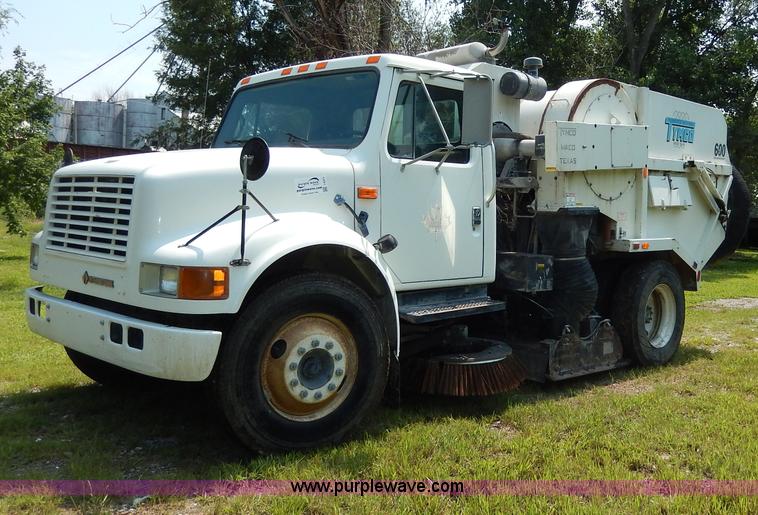 image for item I4371 1992 International 4600 street sweeper truck