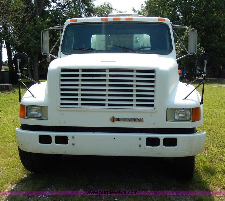 image for item I4371 1992 International 4600 street sweeper truck