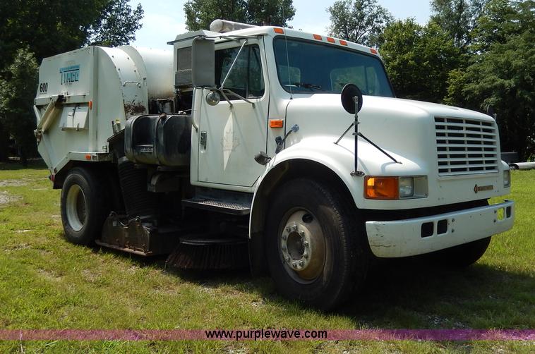 image for item I4371 1992 International 4600 street sweeper truck