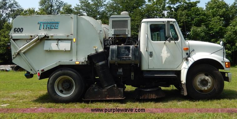 image for item I4371 1992 International 4600 street sweeper truck