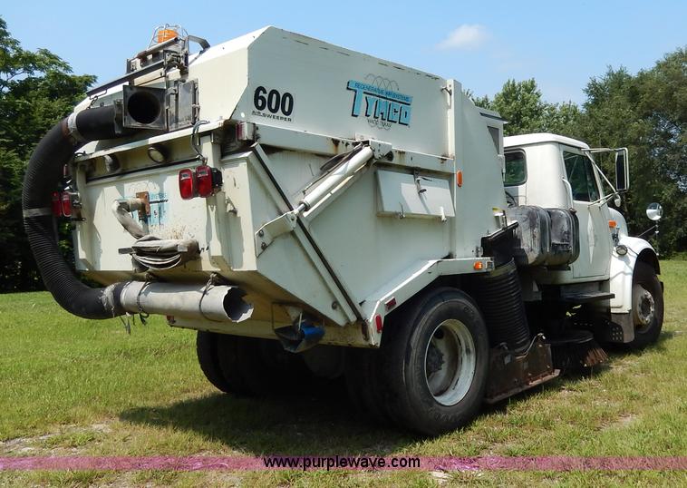 image for item I4371 1992 International 4600 street sweeper truck