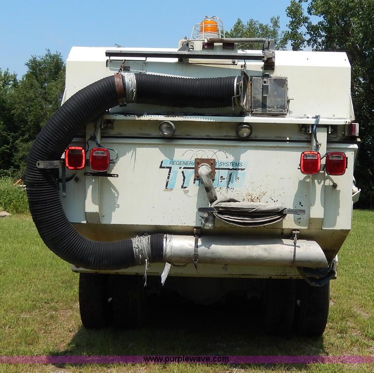 image for item I4371 1992 International 4600 street sweeper truck