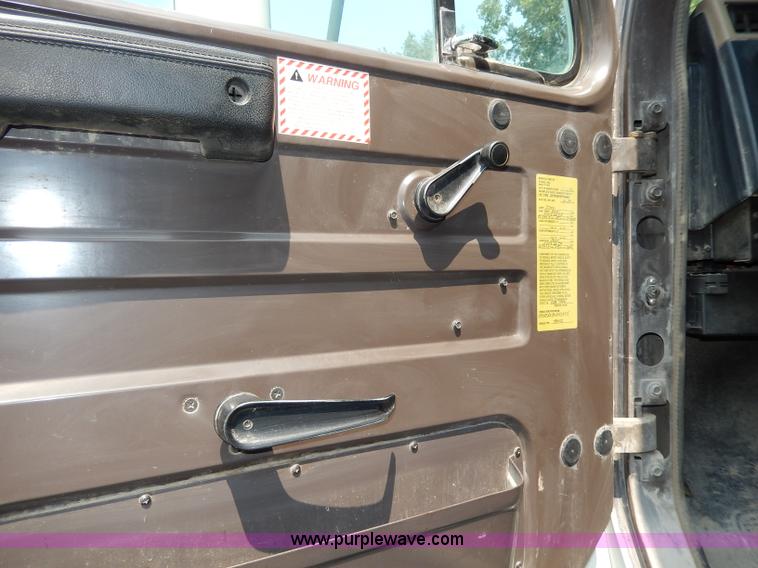 image for item I4371 1992 International 4600 street sweeper truck