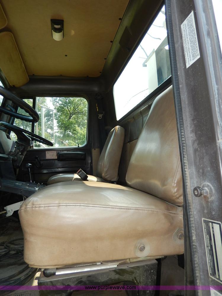 image for item I4371 1992 International 4600 street sweeper truck