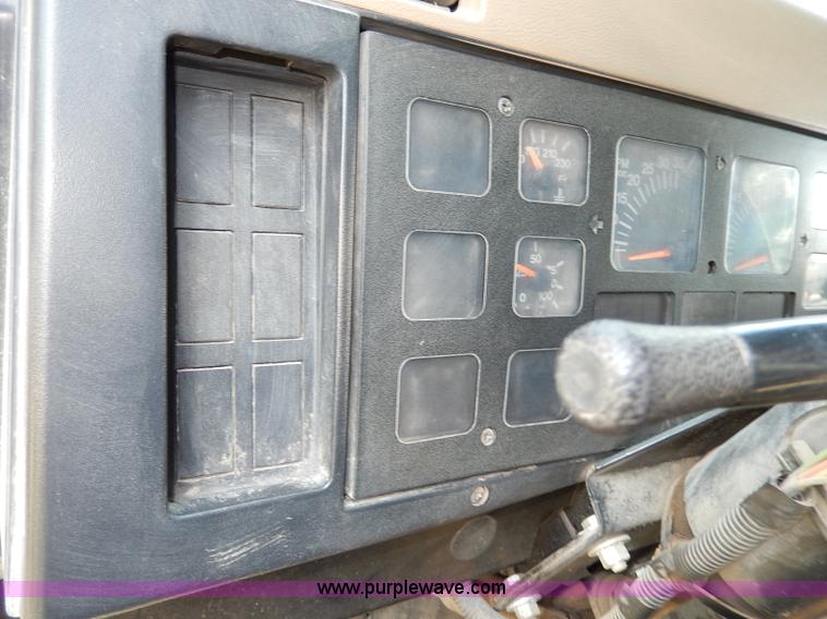 image for item I4371 1992 International 4600 street sweeper truck