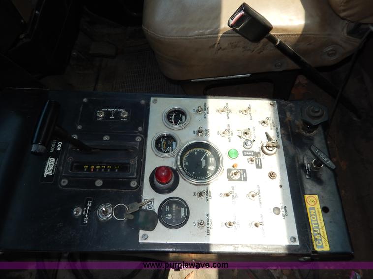 image for item I4371 1992 International 4600 street sweeper truck