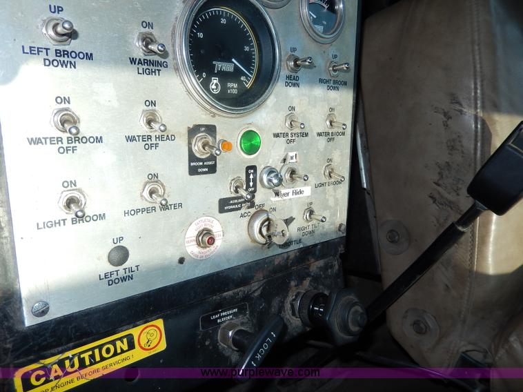 image for item I4371 1992 International 4600 street sweeper truck