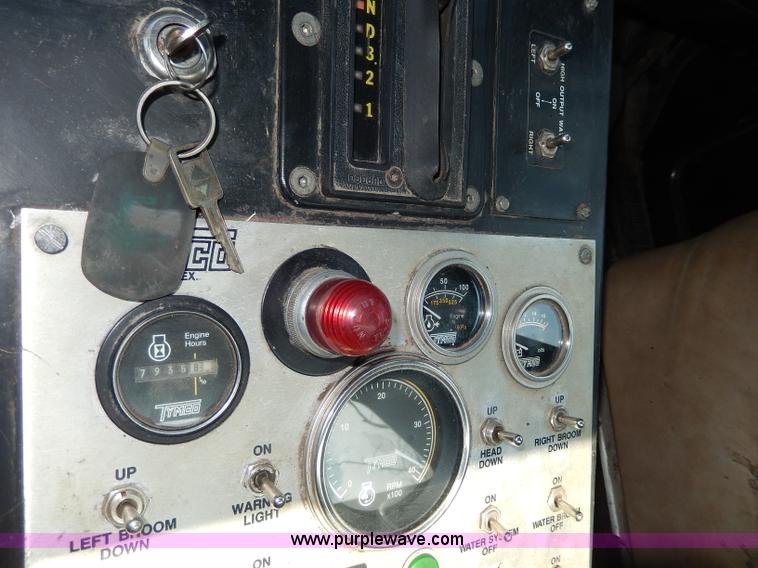 image for item I4371 1992 International 4600 street sweeper truck