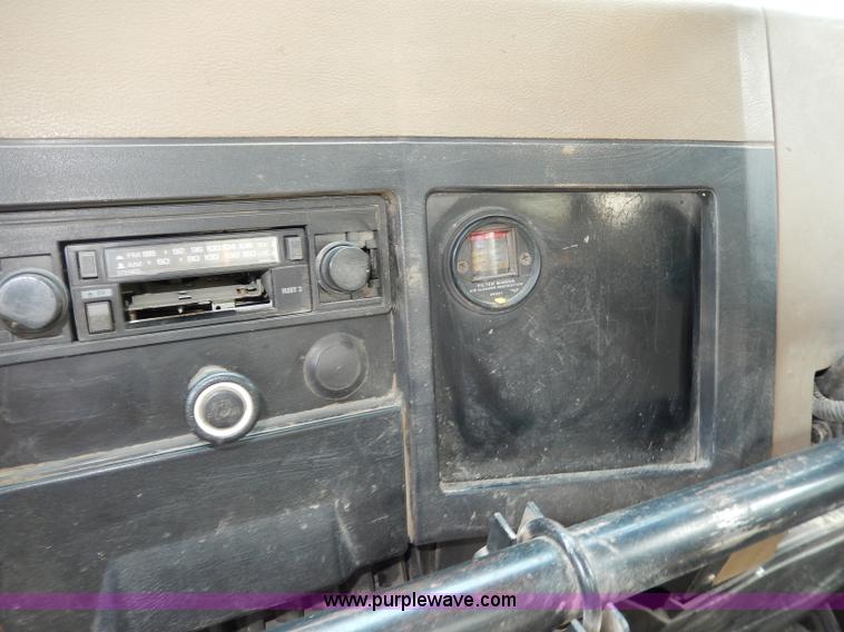 image for item I4371 1992 International 4600 street sweeper truck