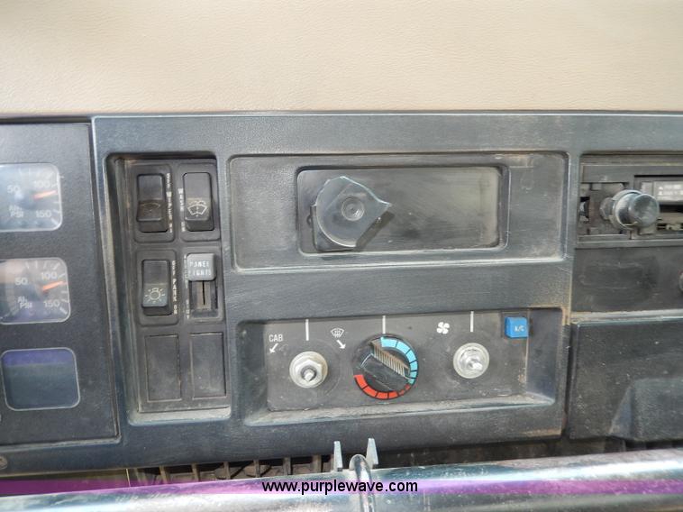 image for item I4371 1992 International 4600 street sweeper truck