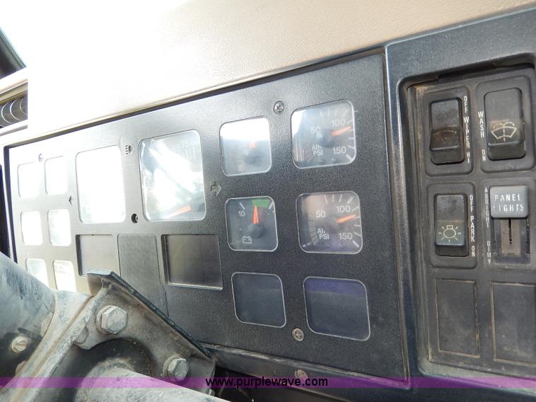 image for item I4371 1992 International 4600 street sweeper truck