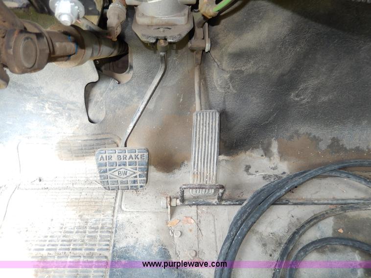 image for item I4371 1992 International 4600 street sweeper truck