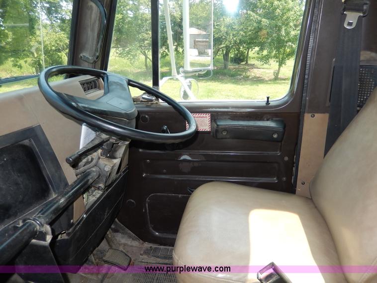 image for item I4371 1992 International 4600 street sweeper truck