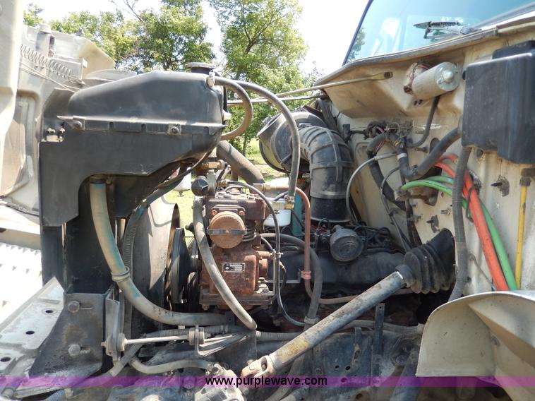 image for item I4371 1992 International 4600 street sweeper truck