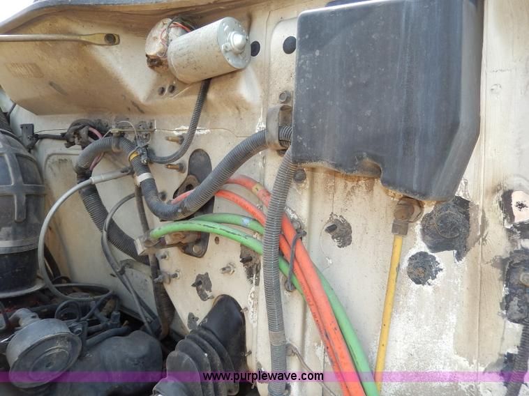 image for item I4371 1992 International 4600 street sweeper truck