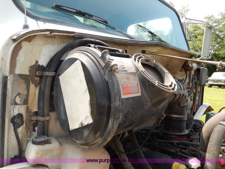 image for item I4371 1992 International 4600 street sweeper truck