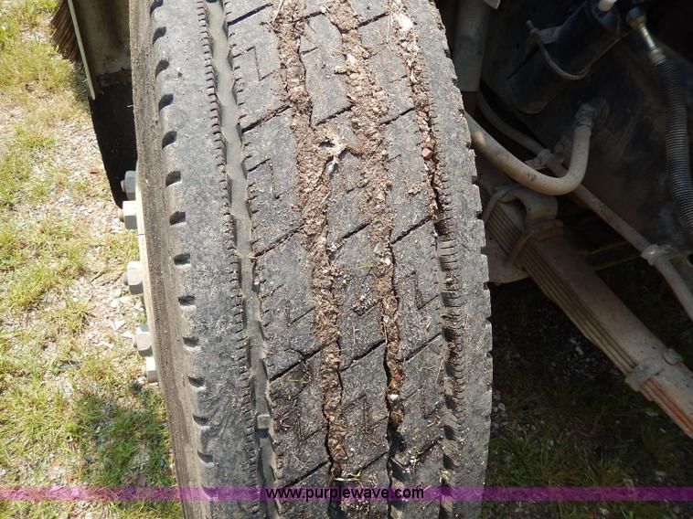 image for item I4371 1992 International 4600 street sweeper truck