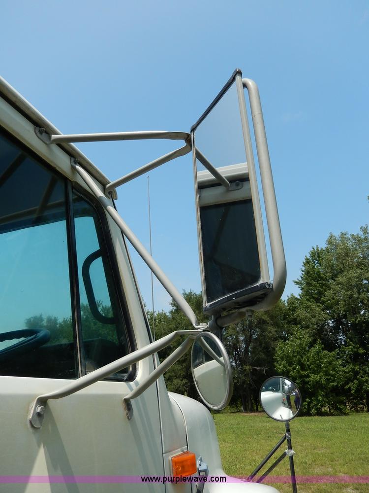 image for item I4371 1992 International 4600 street sweeper truck