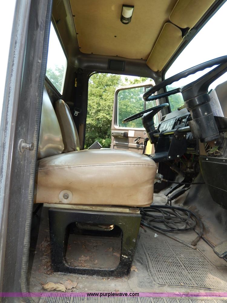 image for item I4371 1992 International 4600 street sweeper truck