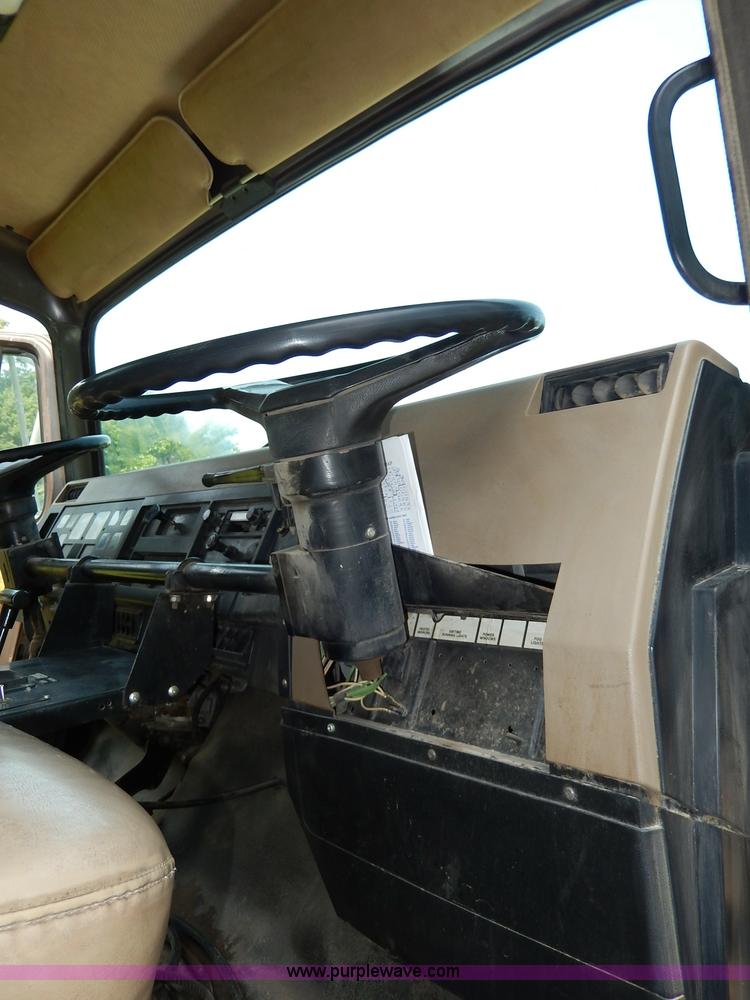 image for item I4371 1992 International 4600 street sweeper truck