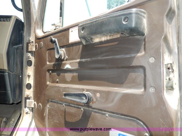 image for item I4371 1992 International 4600 street sweeper truck