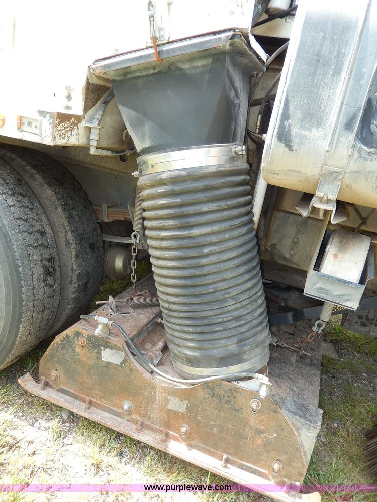 image for item I4371 1992 International 4600 street sweeper truck