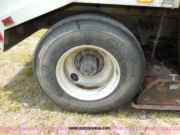 image for item I4371 1992 International 4600 street sweeper truck