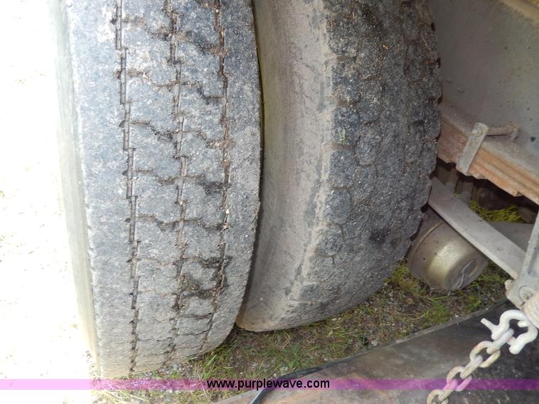 image for item I4371 1992 International 4600 street sweeper truck