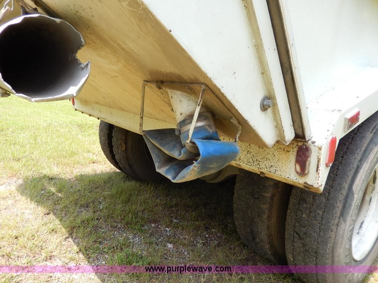 image for item I4371 1992 International 4600 street sweeper truck