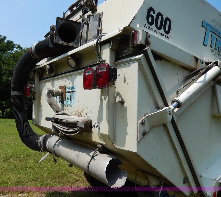 image for item I4371 1992 International 4600 street sweeper truck