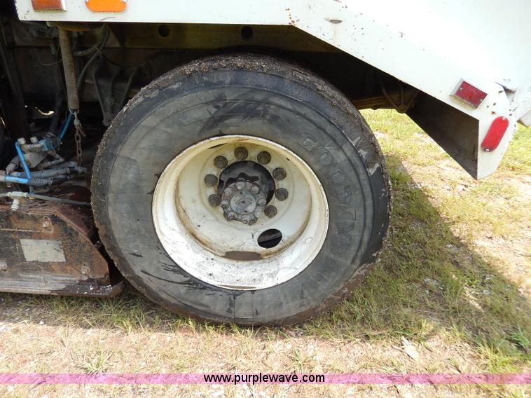 image for item I4371 1992 International 4600 street sweeper truck