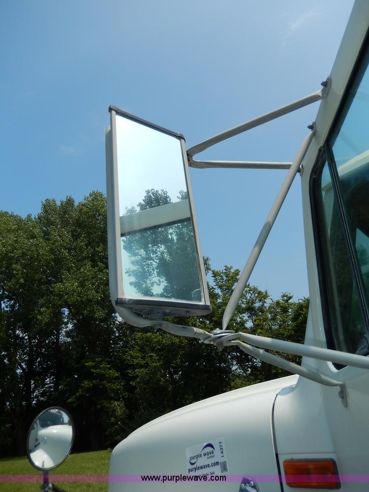 image for item I4371 1992 International 4600 street sweeper truck