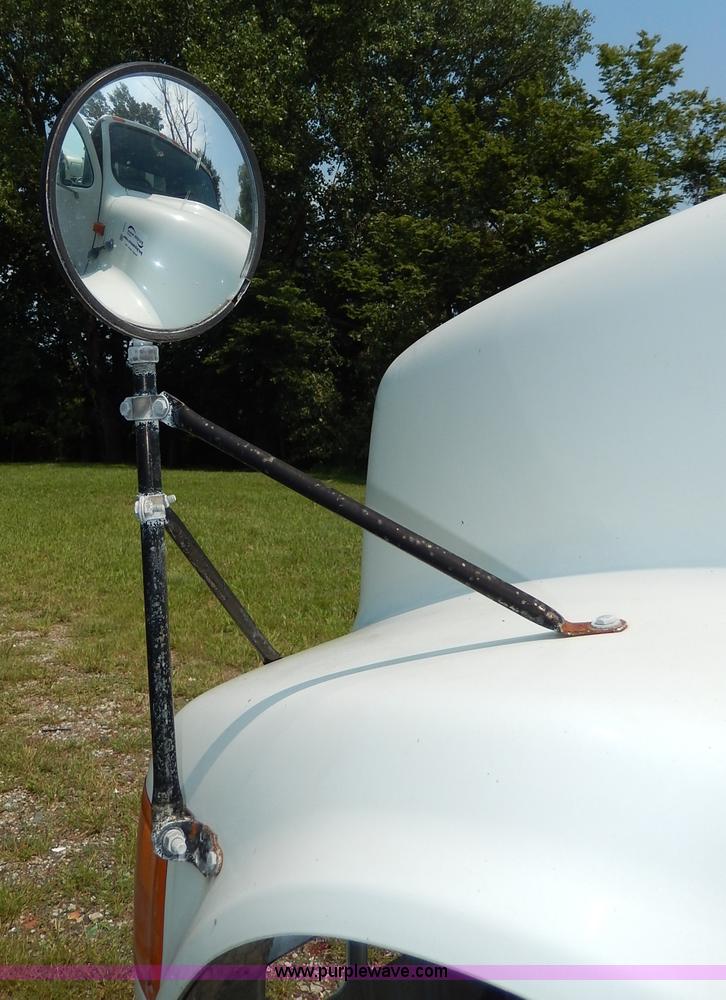 image for item I4371 1992 International 4600 street sweeper truck