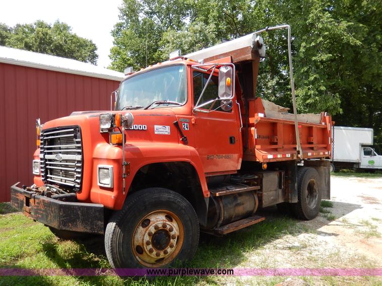 image for item I4437 1995 Ford L8000 dump truck