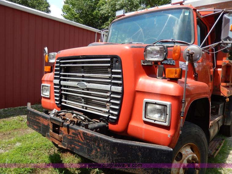 image for item I4437 1995 Ford L8000 dump truck
