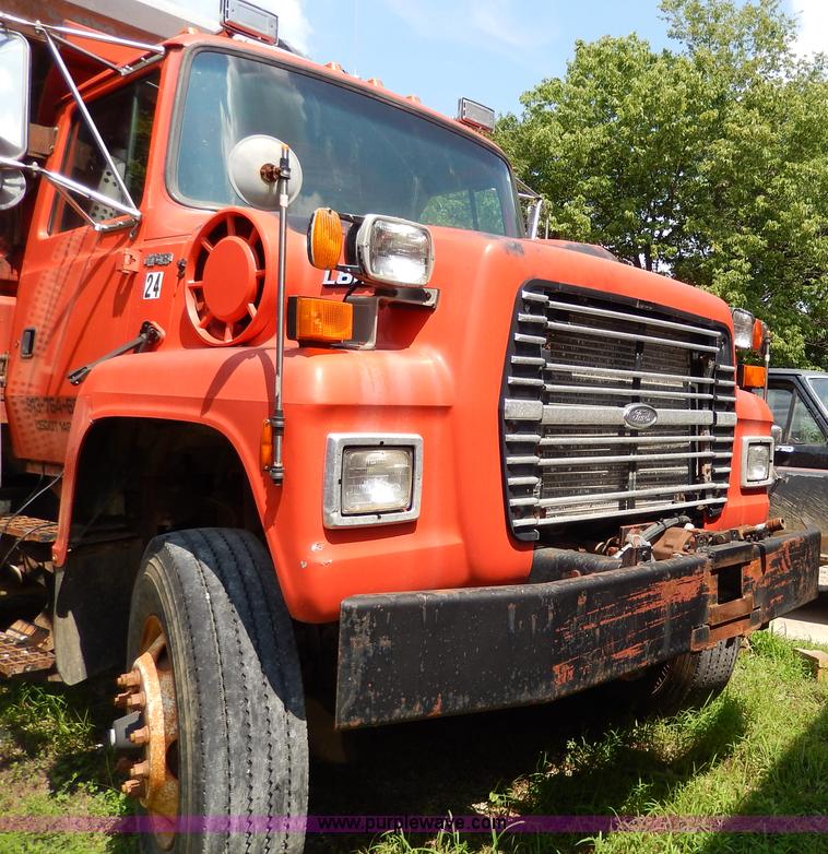 image for item I4437 1995 Ford L8000 dump truck