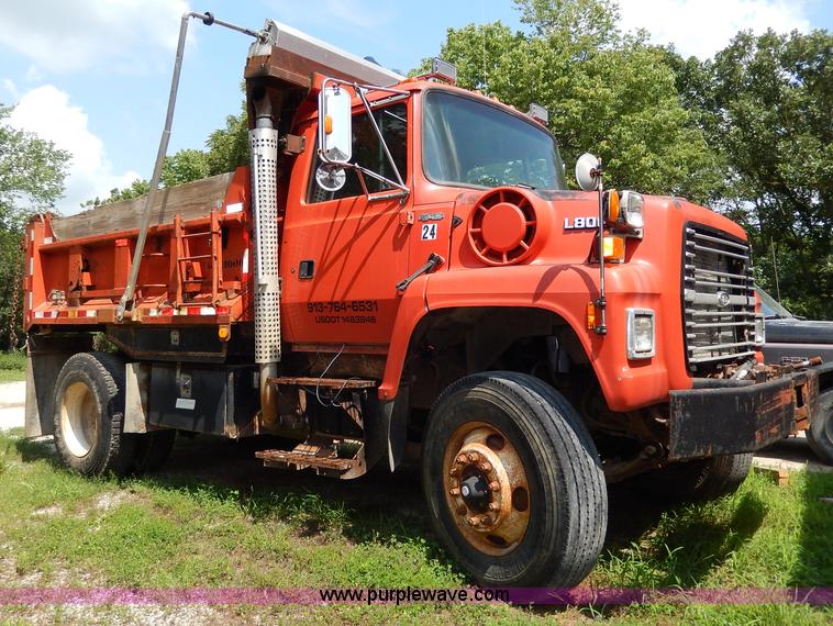 image for item I4437 1995 Ford L8000 dump truck