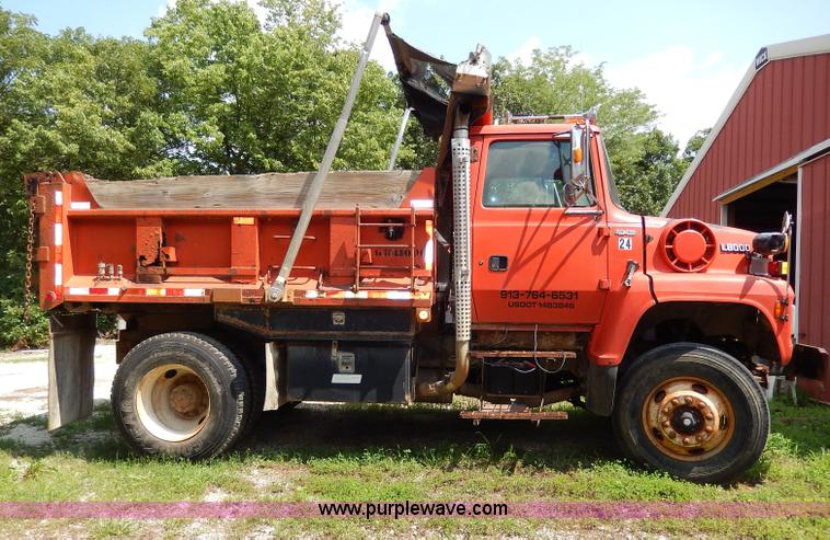 image for item I4437 1995 Ford L8000 dump truck